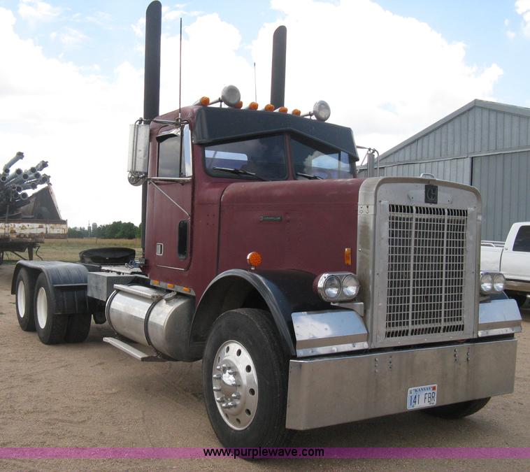 image for item D8464 1982 Freightliner FLC120 semi truck