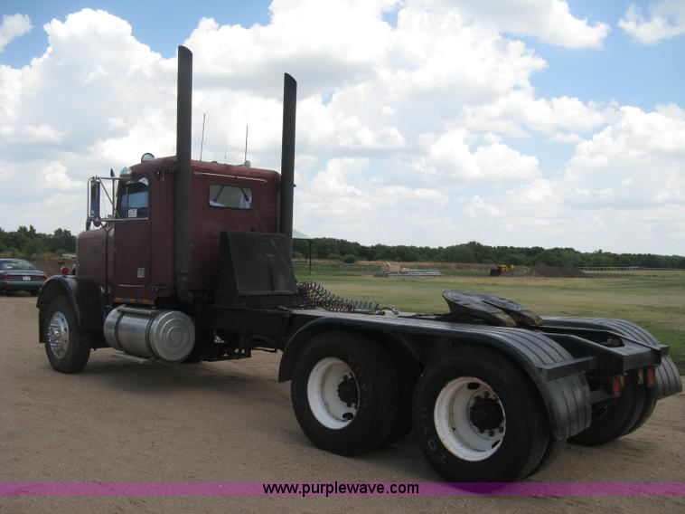 image for item D8464 1982 Freightliner FLC120 semi truck