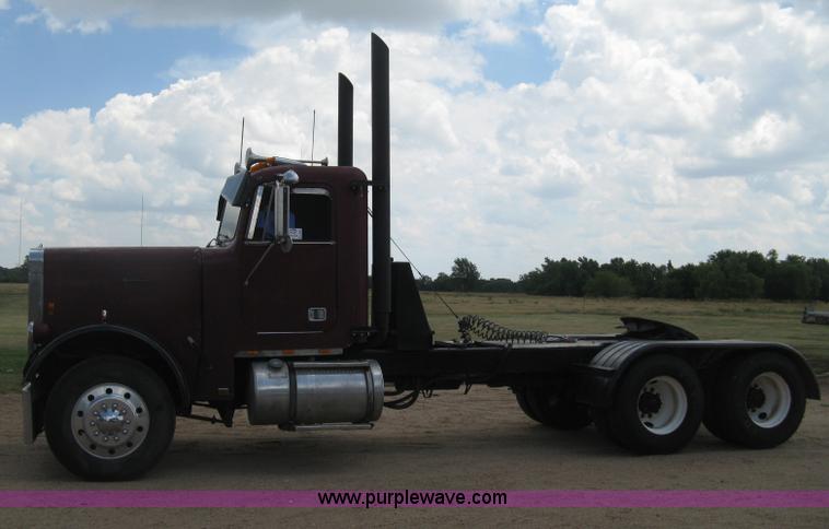 image for item D8464 1982 Freightliner FLC120 semi truck