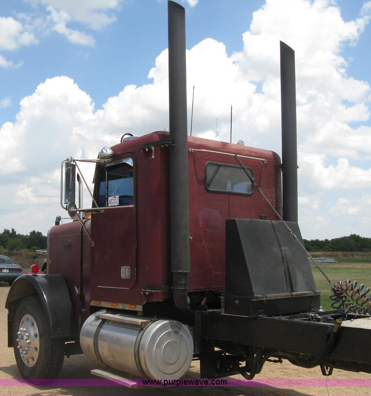 image for item D8464 1982 Freightliner FLC120 semi truck