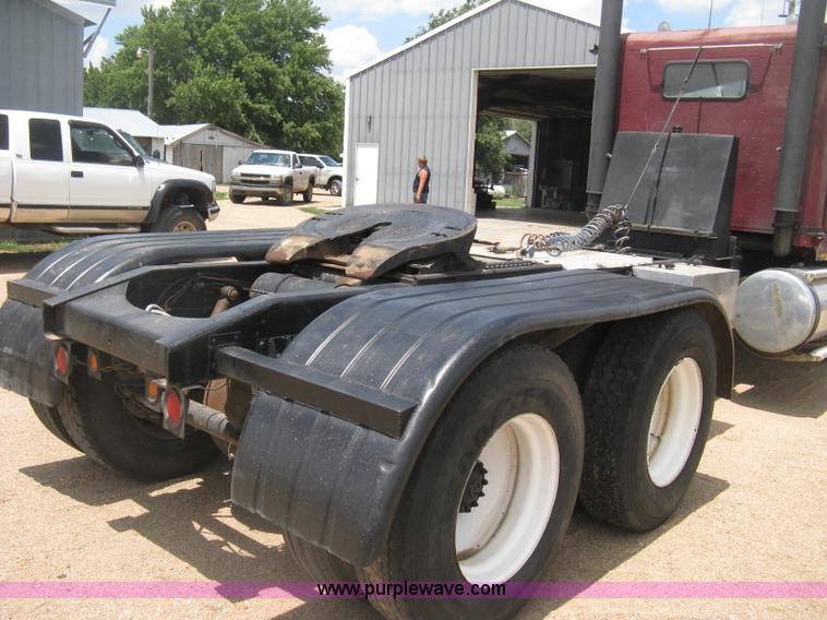 image for item D8464 1982 Freightliner FLC120 semi truck