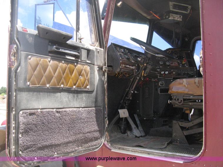 image for item D8464 1982 Freightliner FLC120 semi truck