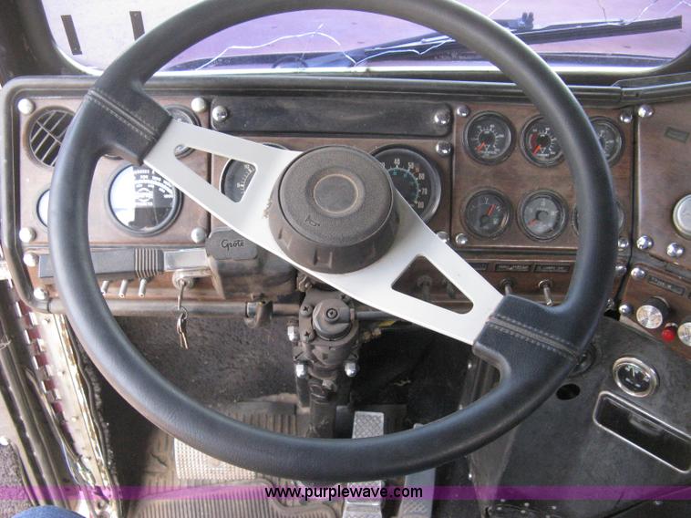 image for item D8464 1982 Freightliner FLC120 semi truck