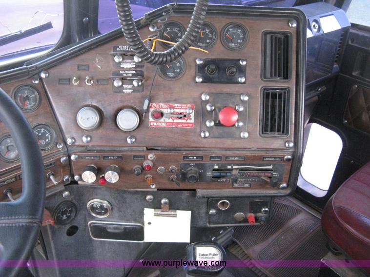 image for item D8464 1982 Freightliner FLC120 semi truck