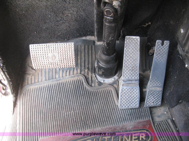 image for item D8464 1982 Freightliner FLC120 semi truck