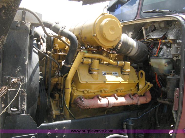 image for item D8464 1982 Freightliner FLC120 semi truck