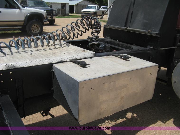 image for item D8464 1982 Freightliner FLC120 semi truck