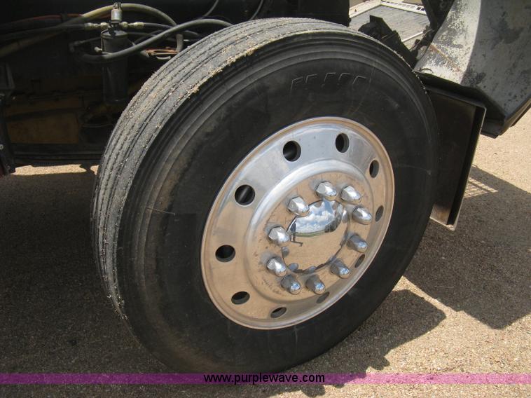 image for item D8464 1982 Freightliner FLC120 semi truck