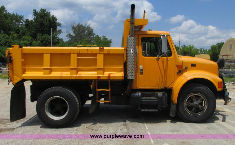 image for item E7285 1996 International 4900 dump truck
