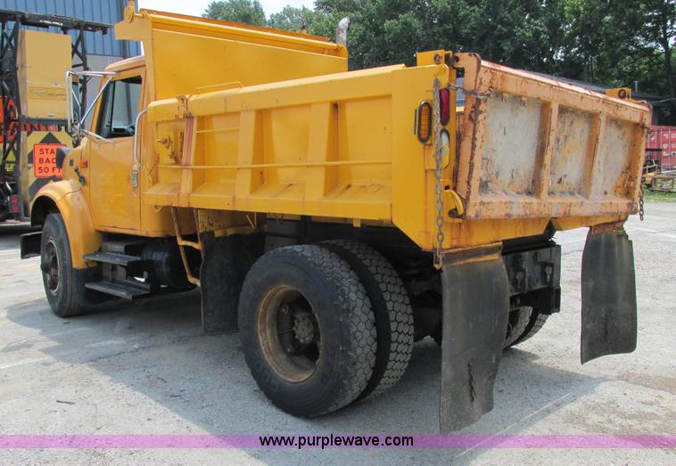 image for item E7285 1996 International 4900 dump truck