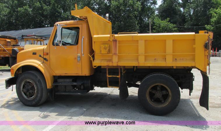 image for item E7285 1996 International 4900 dump truck