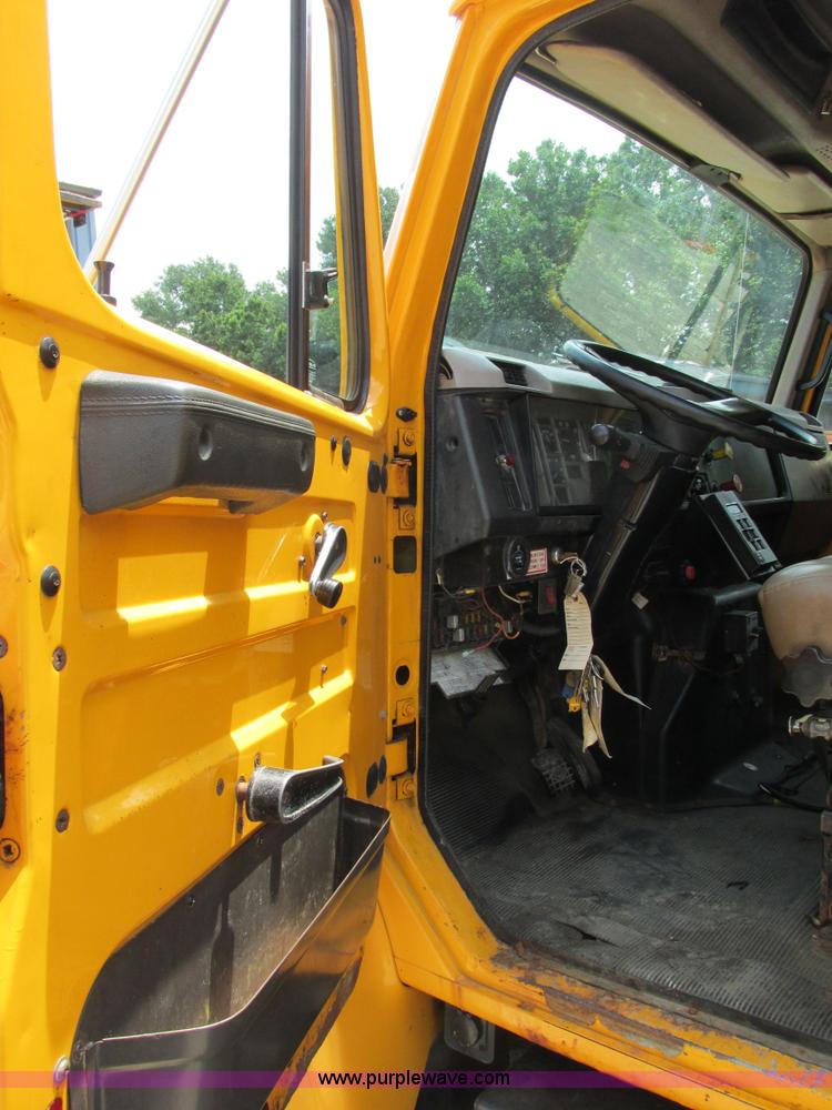 image for item E7285 1996 International 4900 dump truck