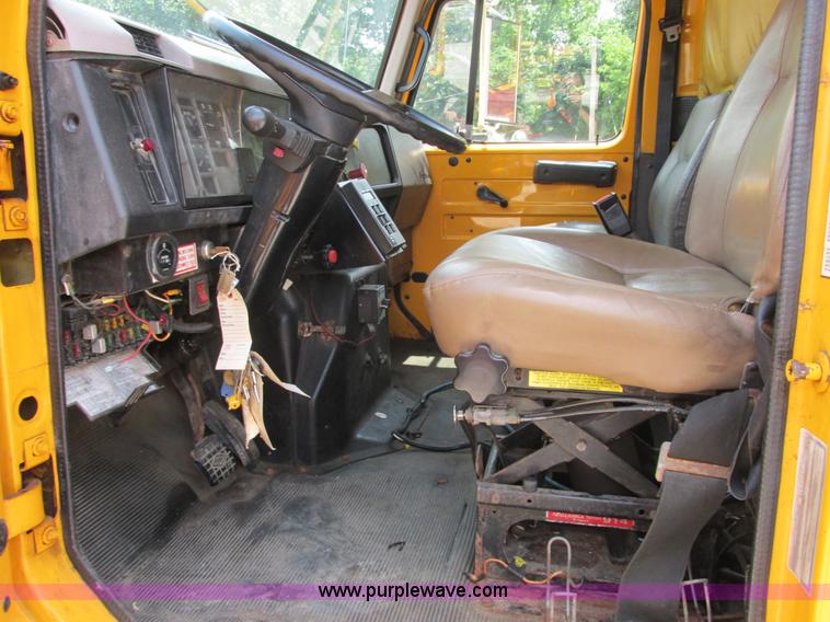 image for item E7285 1996 International 4900 dump truck