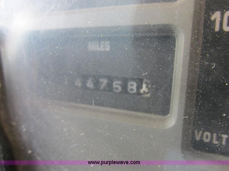 image for item E7285 1996 International 4900 dump truck