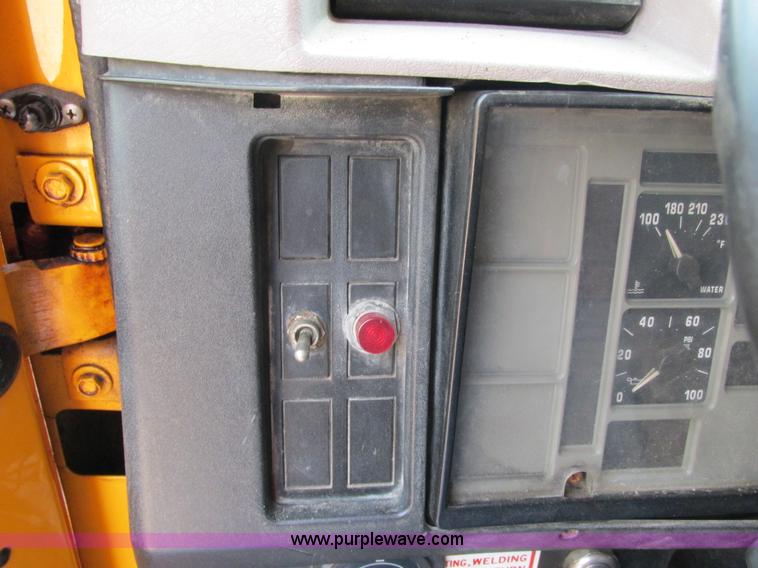 image for item E7285 1996 International 4900 dump truck