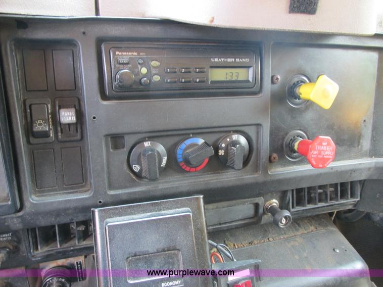 image for item E7285 1996 International 4900 dump truck