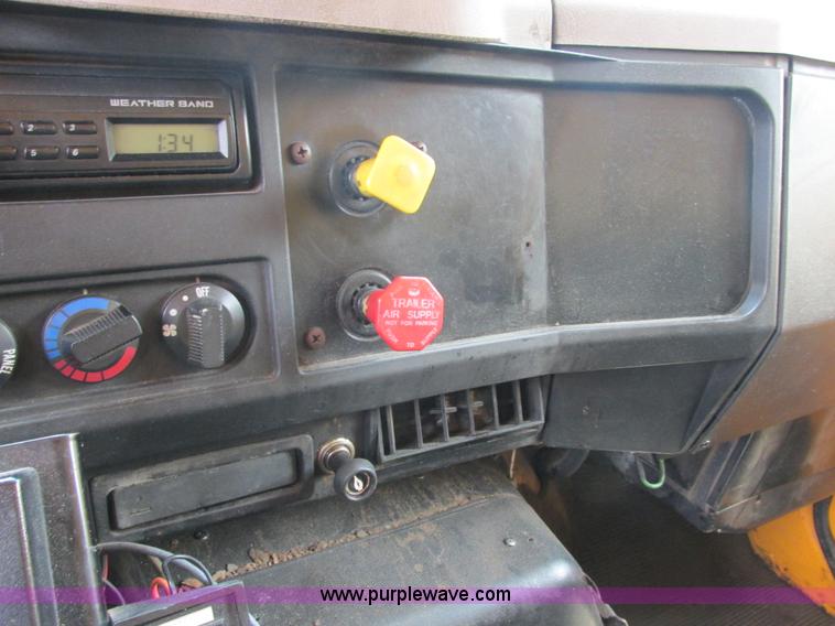 image for item E7285 1996 International 4900 dump truck