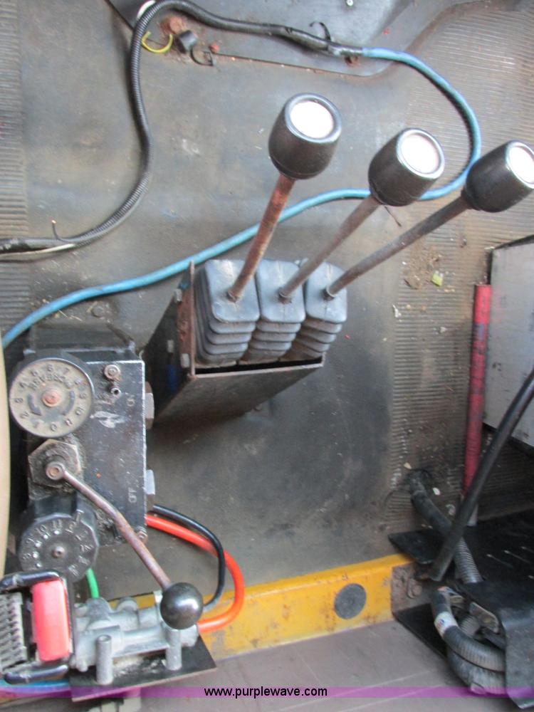 image for item E7285 1996 International 4900 dump truck