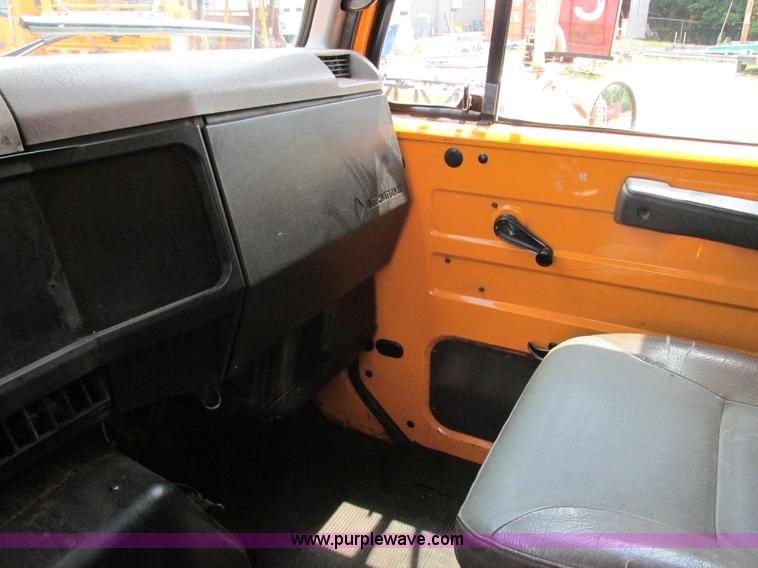 image for item E7285 1996 International 4900 dump truck