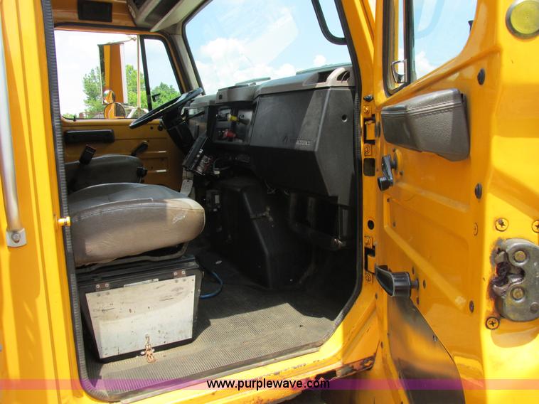 image for item E7285 1996 International 4900 dump truck