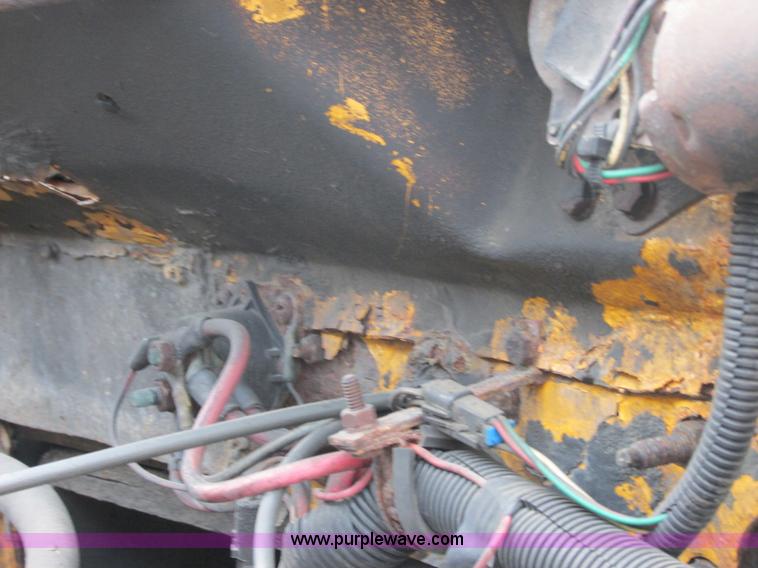 image for item E7285 1996 International 4900 dump truck