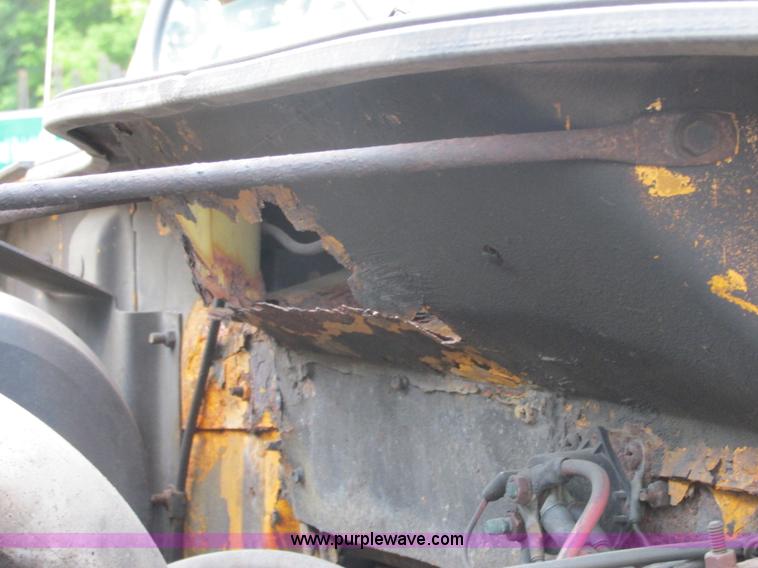 image for item E7285 1996 International 4900 dump truck