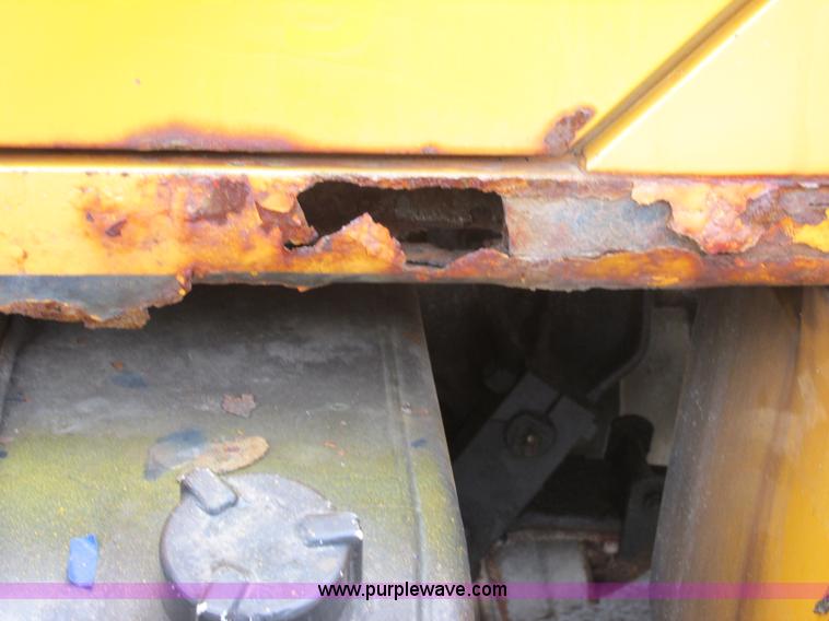 image for item E7285 1996 International 4900 dump truck