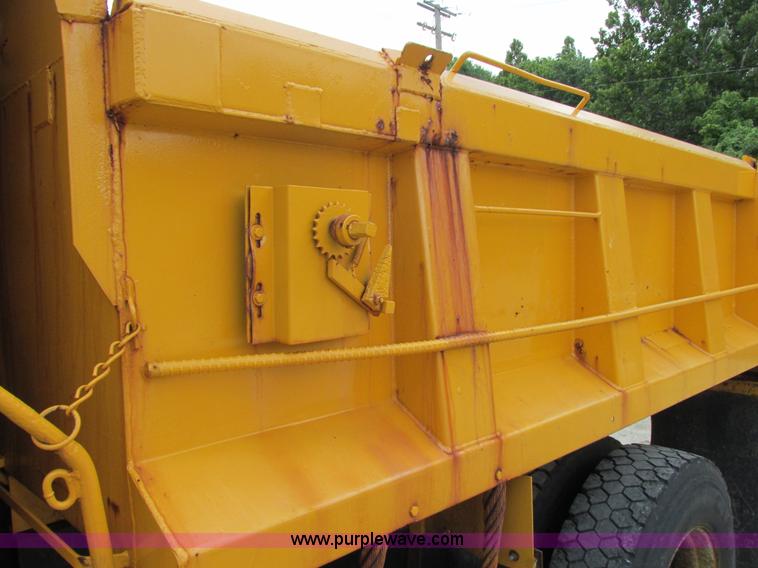 image for item E7285 1996 International 4900 dump truck