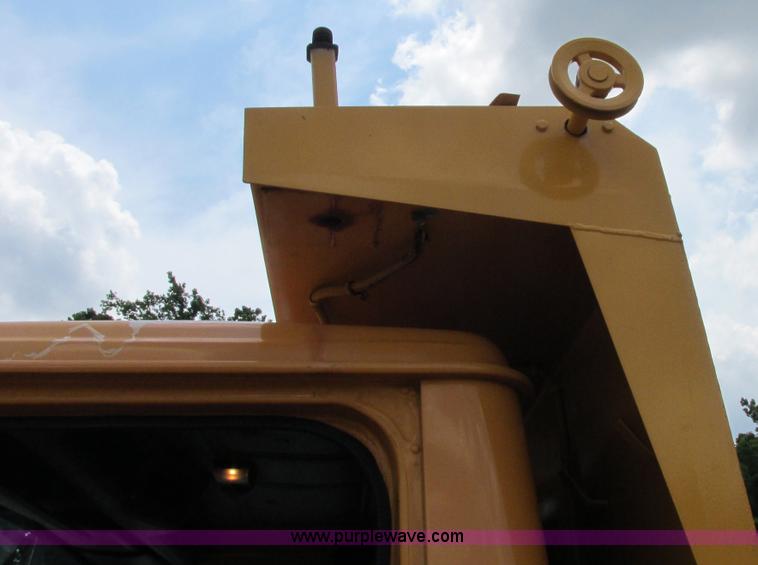 image for item E7285 1996 International 4900 dump truck
