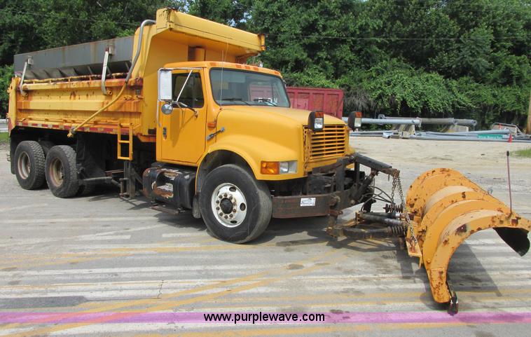 image for item E7287 1999 International 4900 dump truck