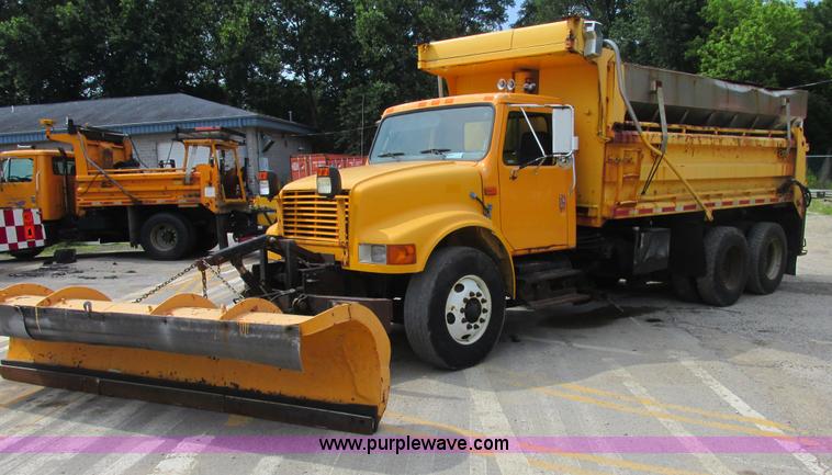 image for item E7287 1999 International 4900 dump truck