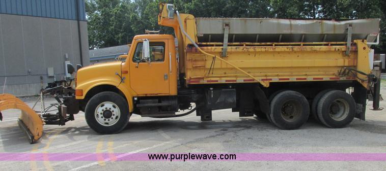 image for item E7287 1999 International 4900 dump truck