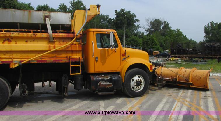 image for item E7287 1999 International 4900 dump truck