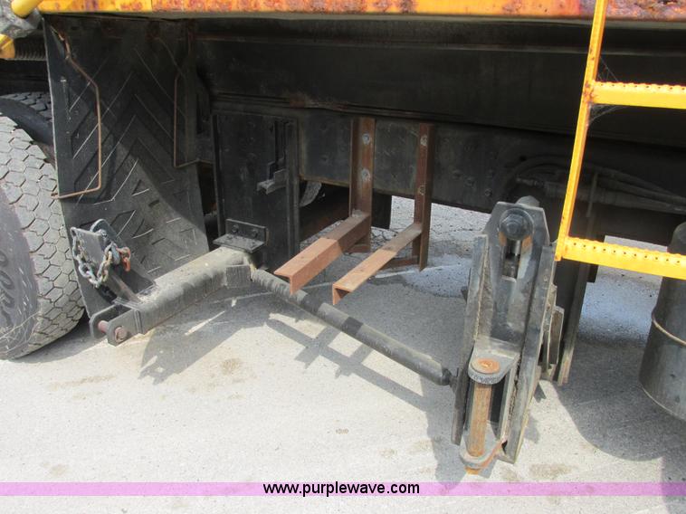 image for item E7287 1999 International 4900 dump truck