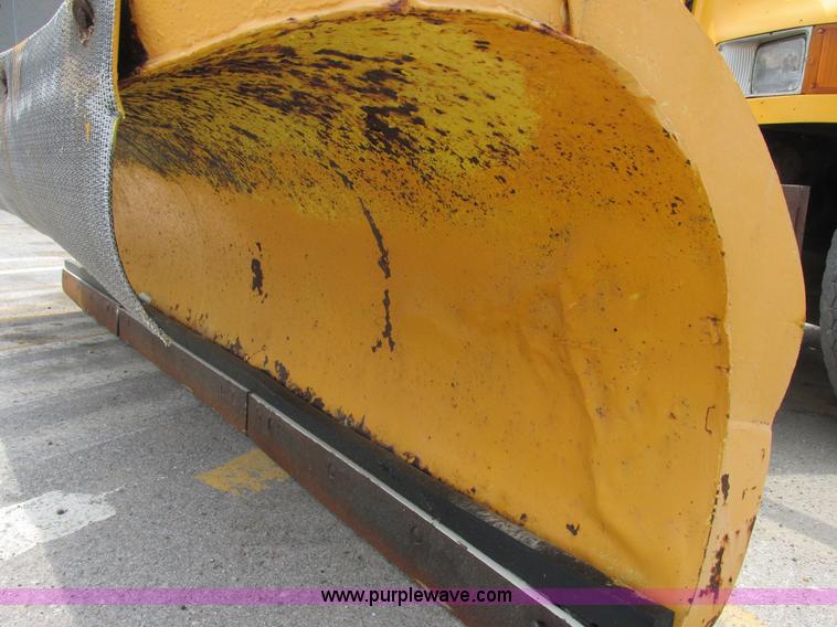 image for item E7287 1999 International 4900 dump truck