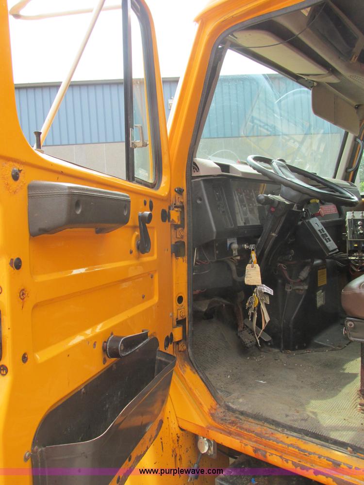 image for item E7287 1999 International 4900 dump truck