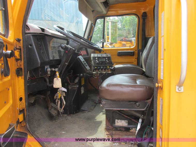 image for item E7287 1999 International 4900 dump truck