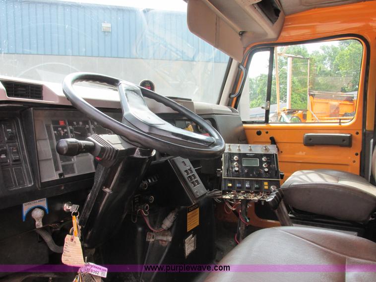 image for item E7287 1999 International 4900 dump truck