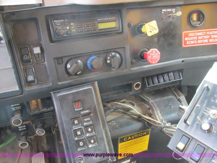 image for item E7287 1999 International 4900 dump truck