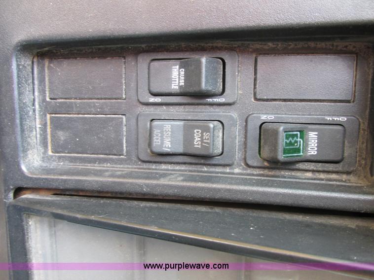 image for item E7287 1999 International 4900 dump truck