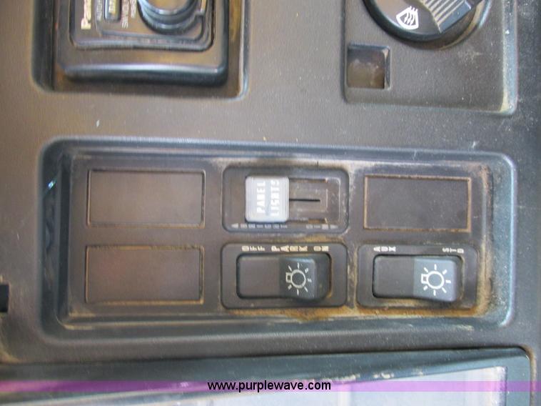 image for item E7287 1999 International 4900 dump truck