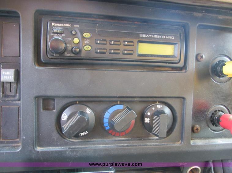 image for item E7287 1999 International 4900 dump truck