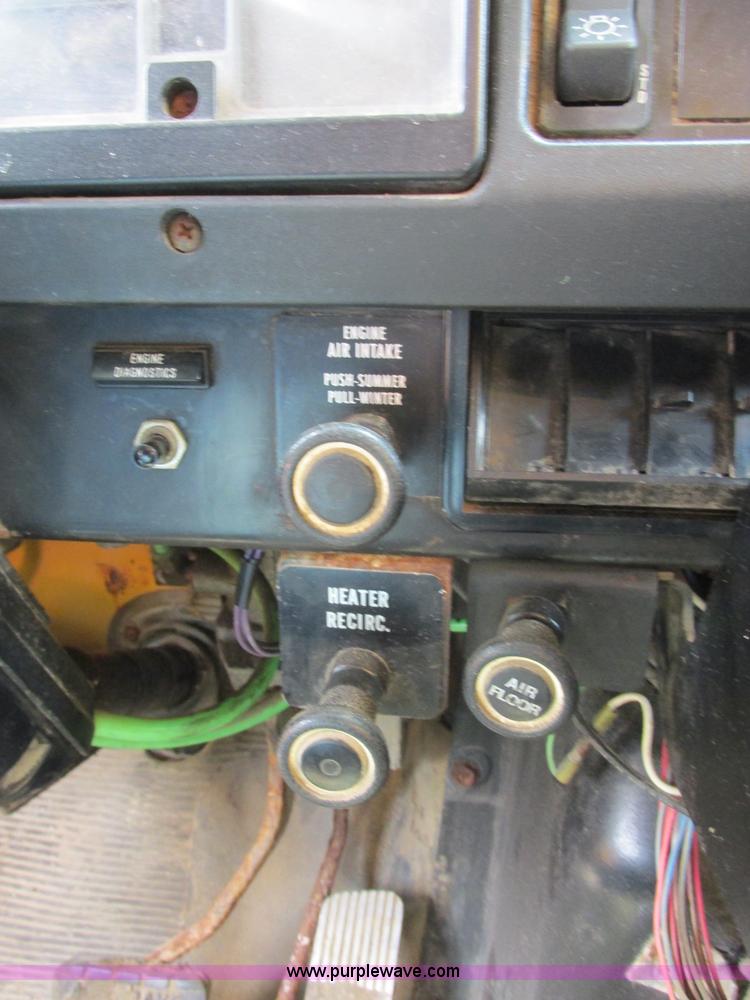 image for item E7287 1999 International 4900 dump truck