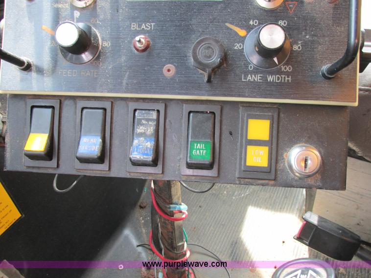 image for item E7287 1999 International 4900 dump truck