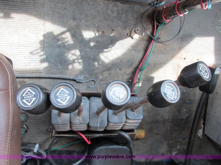 image for item E7287 1999 International 4900 dump truck