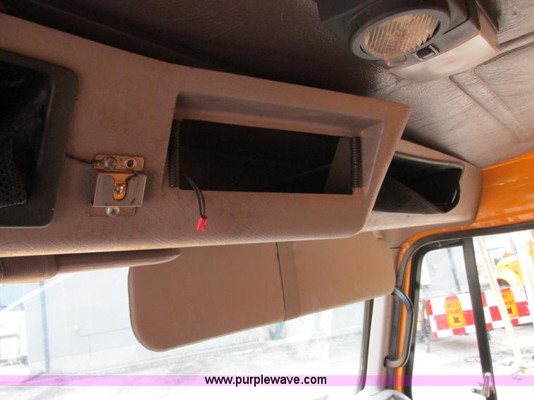 image for item E7287 1999 International 4900 dump truck