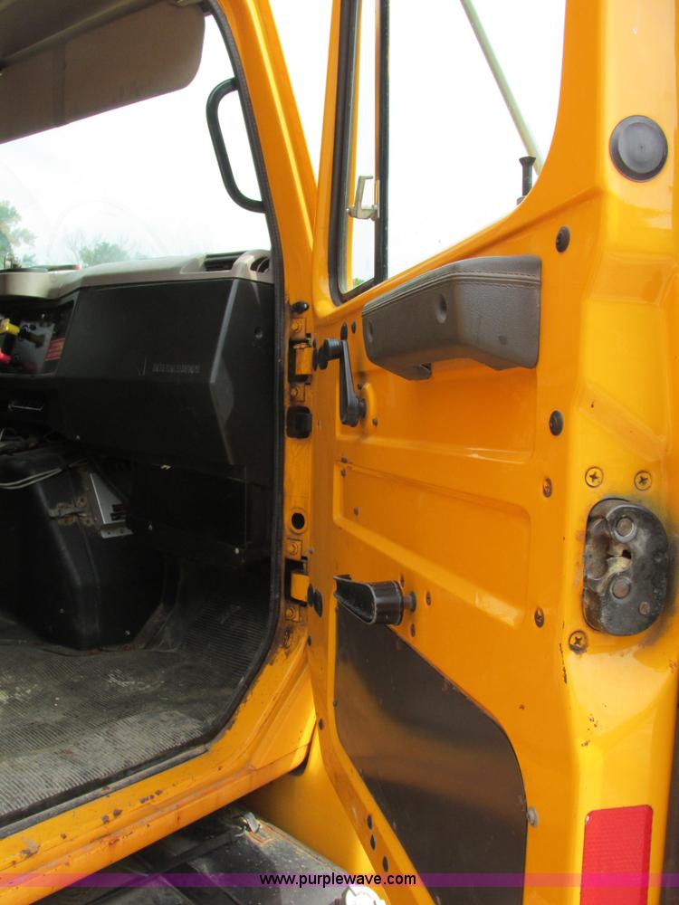 image for item E7287 1999 International 4900 dump truck