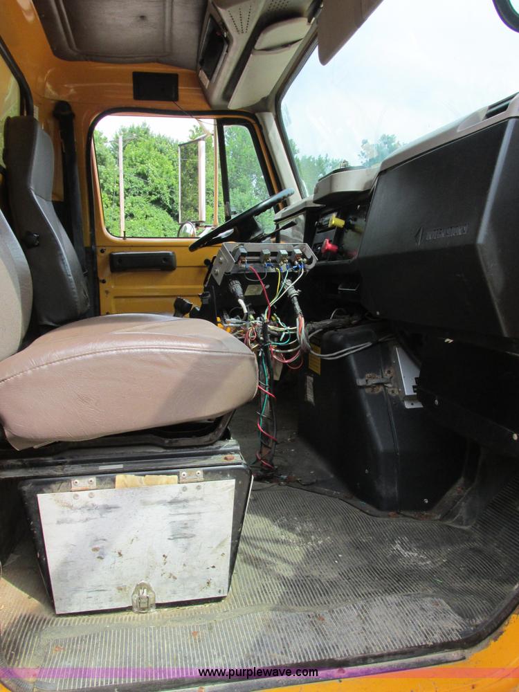 image for item E7287 1999 International 4900 dump truck