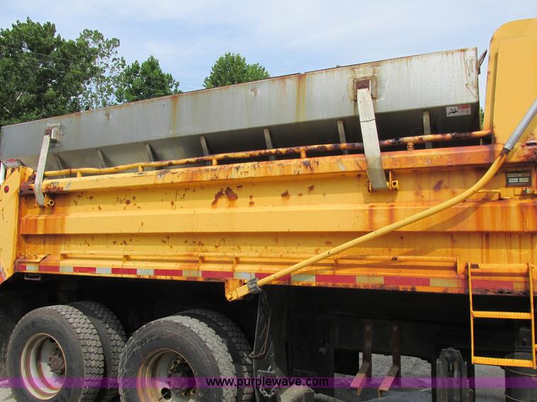 image for item E7287 1999 International 4900 dump truck