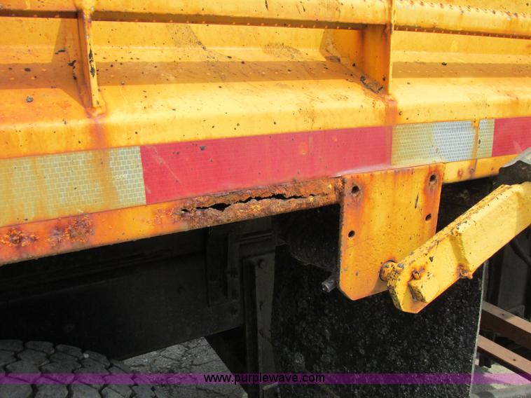 image for item E7287 1999 International 4900 dump truck